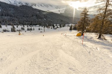Kış dağlarda kayak pisti Kayak Merkezi 