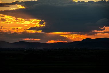 günbatımı gökyüzü ufukta bulutlar ve tepeler manzara ile 