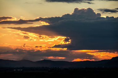 günbatımı gökyüzü ufukta bulutlar ve tepeler manzara ile 