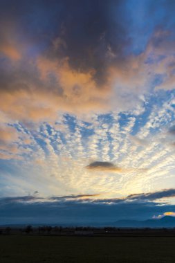 Ismarlayarak akşam renkli bulutlar ile bahar Field'da