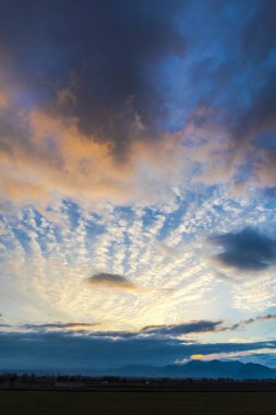 Ismarlayarak akşam renkli bulutlar ile bahar Field'da