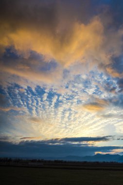 Ismarlayarak akşam renkli bulutlar ile bahar Field'da