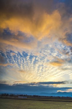 Ismarlayarak akşam renkli bulutlar ile bahar Field'da