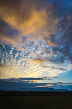 Ismarlayarak akşam renkli bulutlar ile bahar Field'da