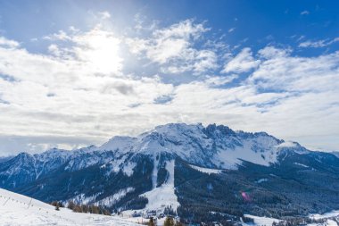 Ağaçları kış zamanında ile Dağları 
