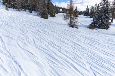 Kış dağlar, Kayak Merkezi kar kaplı