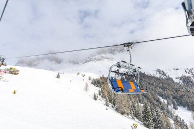 Ağaçları kış zamanında ile Dağları 