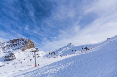 Kış dağlarda kayak merkezi skied bakırlı teleferik ile 