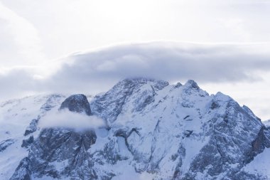 Dolomites dağlarda kış