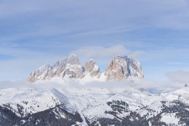 Dolomites dağlarda kış