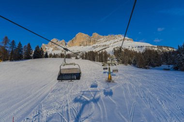 Kış dağlar ve hava hattı telesiyej Kayak Merkezi