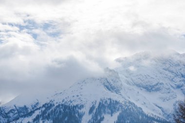 İtalyan Alpler, rocky kış dağlar bulutlar içinde 