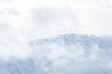 İtalyan Alpler, rocky kış dağlar bulutlar içinde 