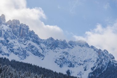İtalyan Alpler, rocky Dağları ve mavi gökyüzü bulutlu 