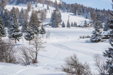 Kayak Merkezi kış dağlar ve kayak pistlerine, skied bakırlı