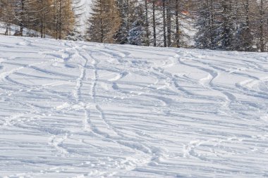 Kayak Merkezi kış dağ manzarası ve skied bakırlı