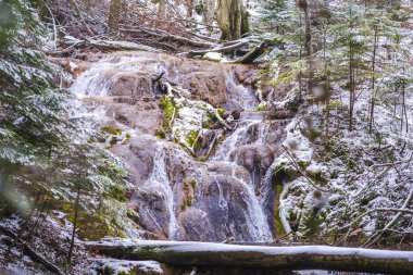 Erken bahar zaman şelale