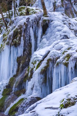 Donmuş şelale, erken bahar doğa dağ.