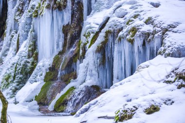Donmuş şelale, erken bahar doğa dağ.