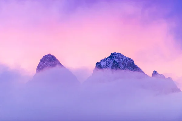 Mraky Malebné Alpské Hory Světlé Lila Fialové Obloze — Stock fotografie