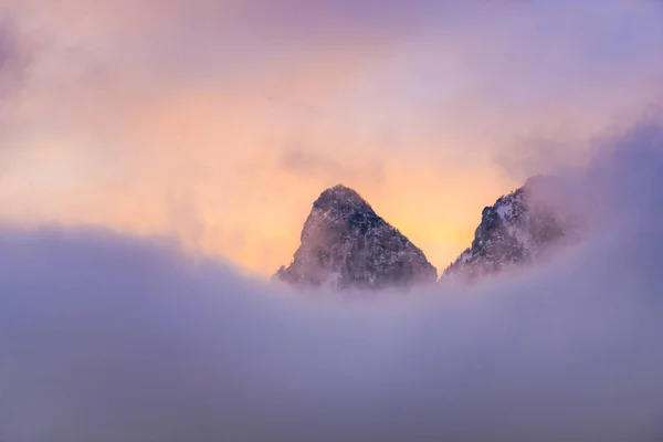 Wolken Malerischen Alpinen Bergen Orangefarbener Himmel Bei Sonnenuntergang — Stockfoto