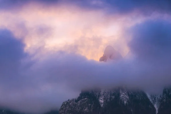 Wolken Malerischen Alpinen Bergen Lila Sonnenuntergangshimmel — Stockfoto