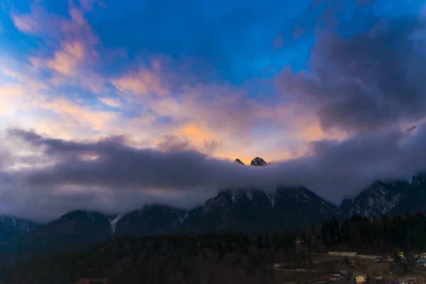 Nubes Montañas Alpinas Escénicas Cielo Púrpura Atardecer — Foto de Stock