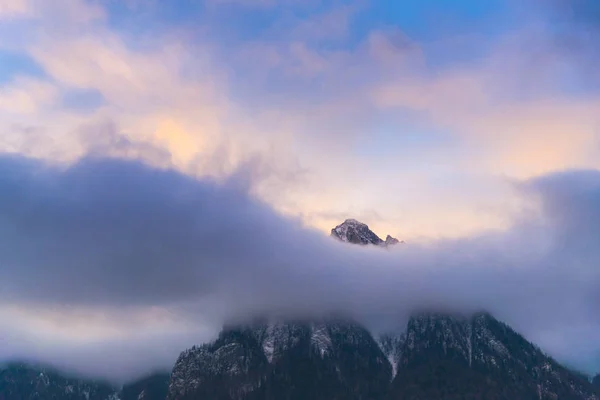 Céu Roxo Por Sol Com Nuvens Montanhas Alpinas Cênicas — Fotografia de Stock