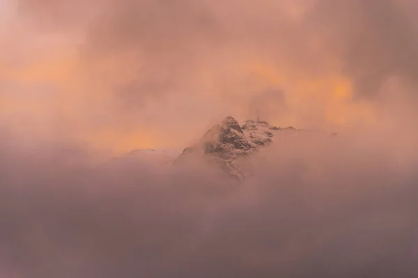 Nuages Dans Les Montagnes Alpines Pittoresques Ciel Orangé Couchant — Photo