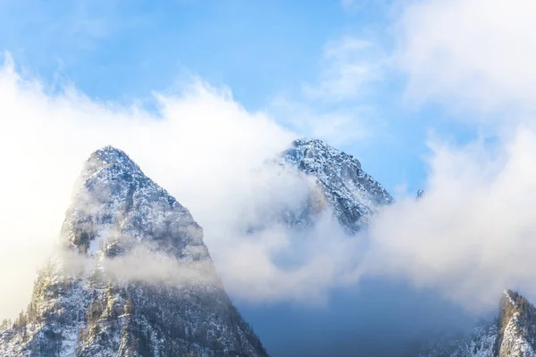 Nuvens Montanhas Alpinas Cênicas Céu Azul Diurno — Fotografia de Stock