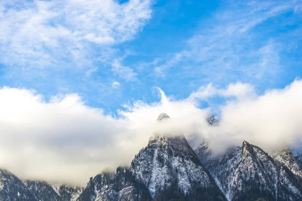 Nuages Dans Les Hautes Montagnes Pittoresques — Photo