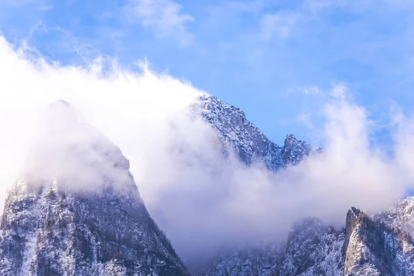 Montanhas Alpinas Cênicas Nuvens — Fotografia de Stock