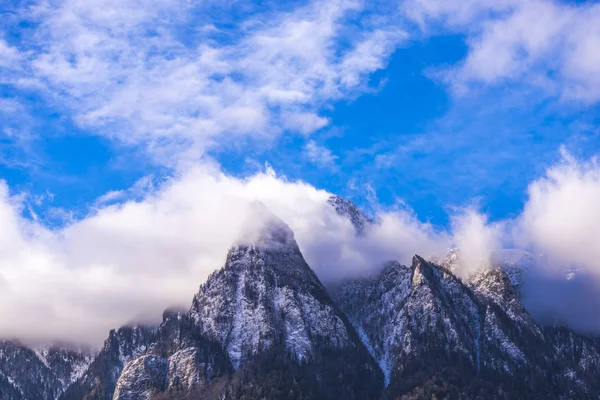 Ciel Bleu Avec Nuages Dans Les Montagnes Alpines Pittoresques — Photo