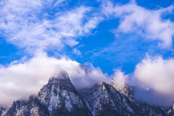 Cielo Azul Con Nubes Montañas Alpinas Pintorescas — Foto de Stock