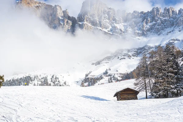 Skigebiet Winter Berge Und Holzhütte Haus — Stockfoto