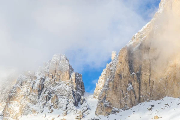 Rocky Dağları Kış Dağ Tepe Gökyüzü Bulutlu — Stok fotoğraf