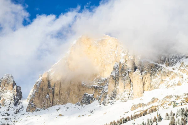 Montagne Rocciose Inverno Montagne Picco Cielo Con Nuvole — Foto Stock