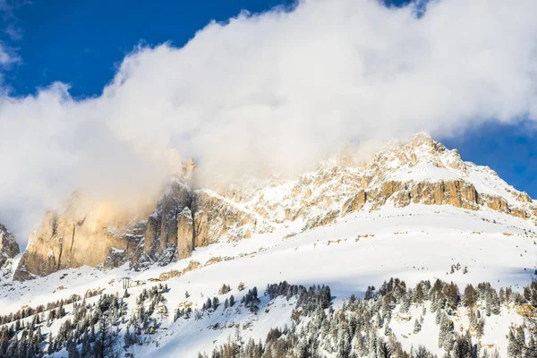 Klippiga Bergen Vinter Berg Peak Och Himlen Med Moln — Stockfoto