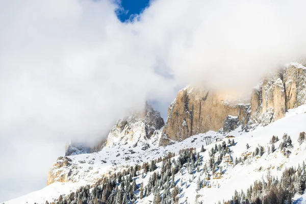 山ピークと空の雲のロッキー山脈 — ストック写真