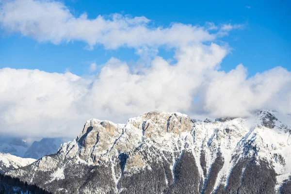 Felsige Berge Winter Berggipfel Und Wolkenverhangener Himmel — Stockfoto