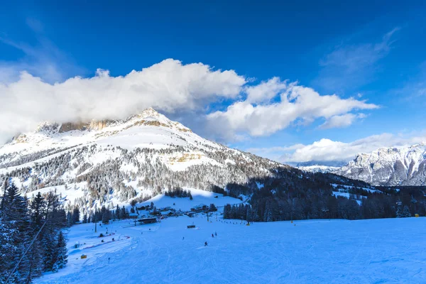 Uitzicht Besneeuwde Bergen Winterlandschap — Stockfoto