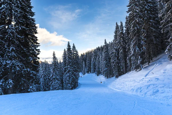 雪に覆われた山々 の美しい景色 — ストック写真