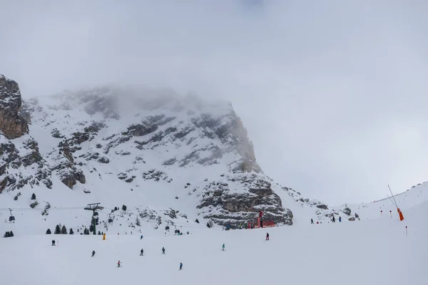 Winter Ski Resort Met Toeristen — Stockfoto