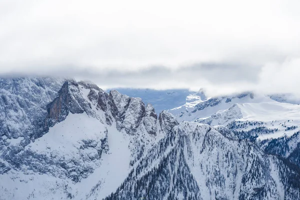 冬季に雪に覆われた山々 の美しい景色 — ストック写真