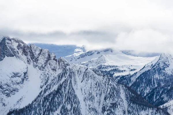 Γραφική Θέα Από Χιονισμένα Βουνά Στην Χειμερινή Ώρα — Φωτογραφία Αρχείου