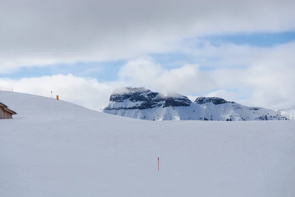 Χειμερινό Χιονοδρομικό Θέρετρο Τουρίστες — Φωτογραφία Αρχείου