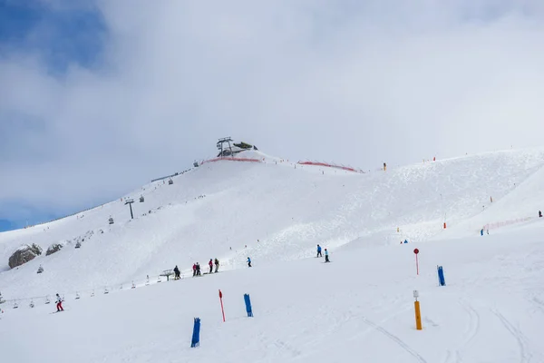 Estación Esquí Invierno Con Turistas —  Fotos de Stock