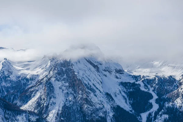 Γραφική Θέα Από Χιονισμένα Βουνά Στην Χειμερινή Ώρα — Φωτογραφία Αρχείου