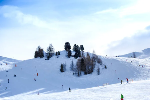 Winter Ski Resort Tourists — Stock Photo, Image