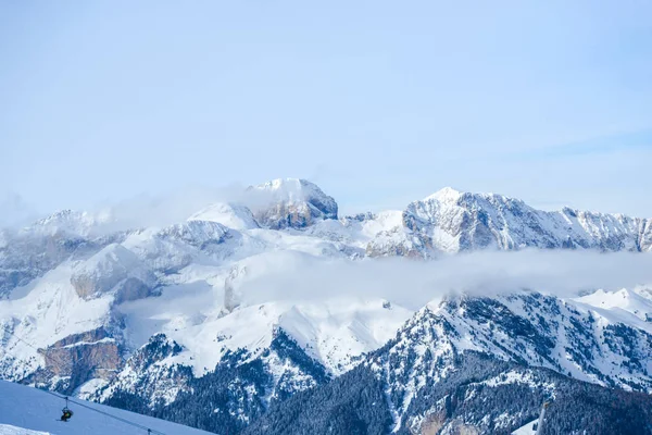 冬季に雪に覆われた山々 の美しい景色 — ストック写真